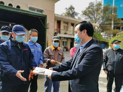 西北師范大學(xué)校領(lǐng)導(dǎo)慰問一線職工并檢查勞動(dòng)保護(hù)用品供應(yīng)保障工作